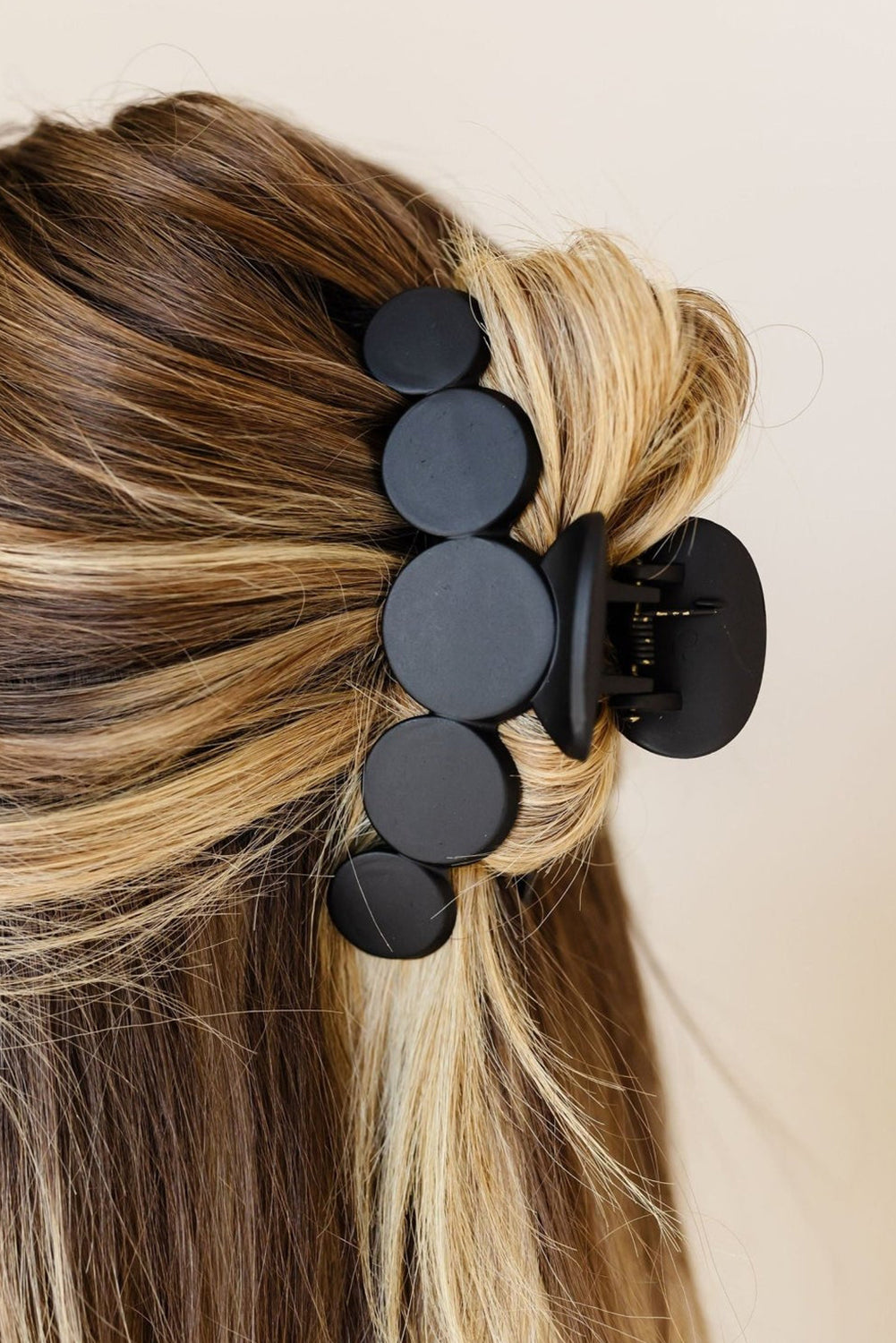 Black Minimalist Five Circles Frosted Hair Claw Clip - Toi ‘n’ Moi Ltd