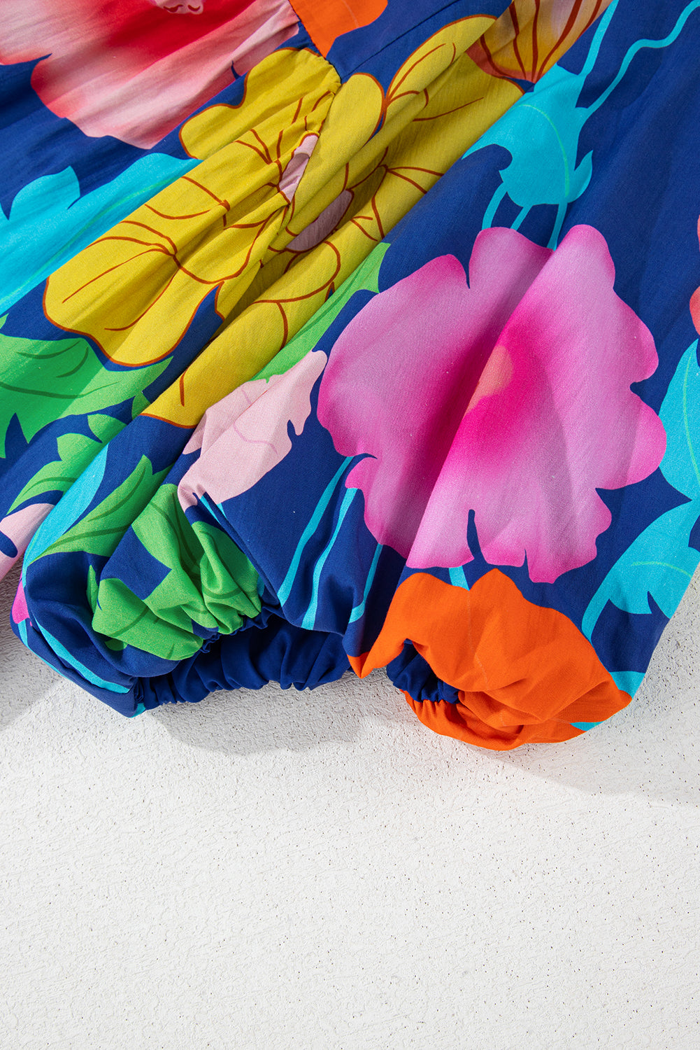 Robe babydoll bleu foncé à imprimé floral et col fendu