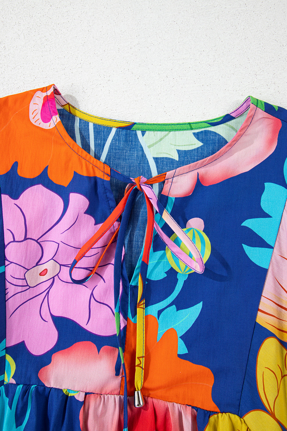 Robe babydoll bleu foncé à imprimé floral et col fendu