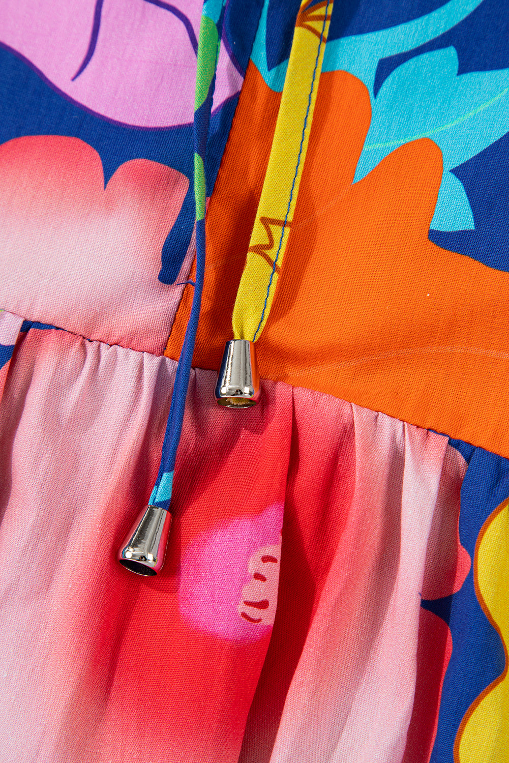 Robe babydoll bleu foncé à imprimé floral et col fendu